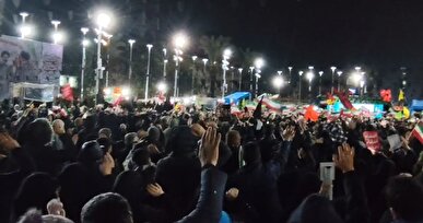 حضور حماسی مردم رشت در میدان تا پیروزی بر دشمنان ایران/ نوای حیدر حیدر رشتوندان در بدرقه شهدای گیلانی ناو جماران+فیلم