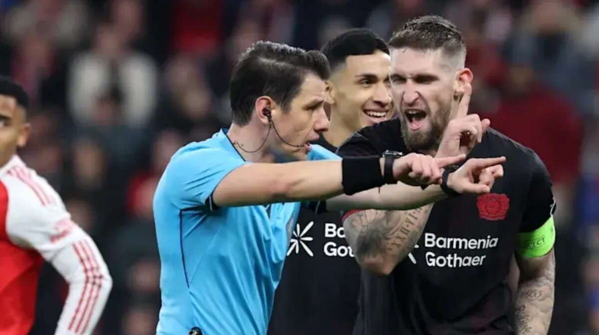 ناراحتی بازیکنان بایرلورکوزن از داور بازی مقابل آرسنال