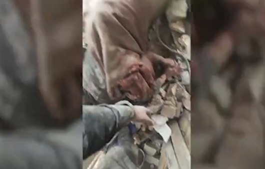 لحظات دلهره‌آور نجات یک خانم از زیر آوار