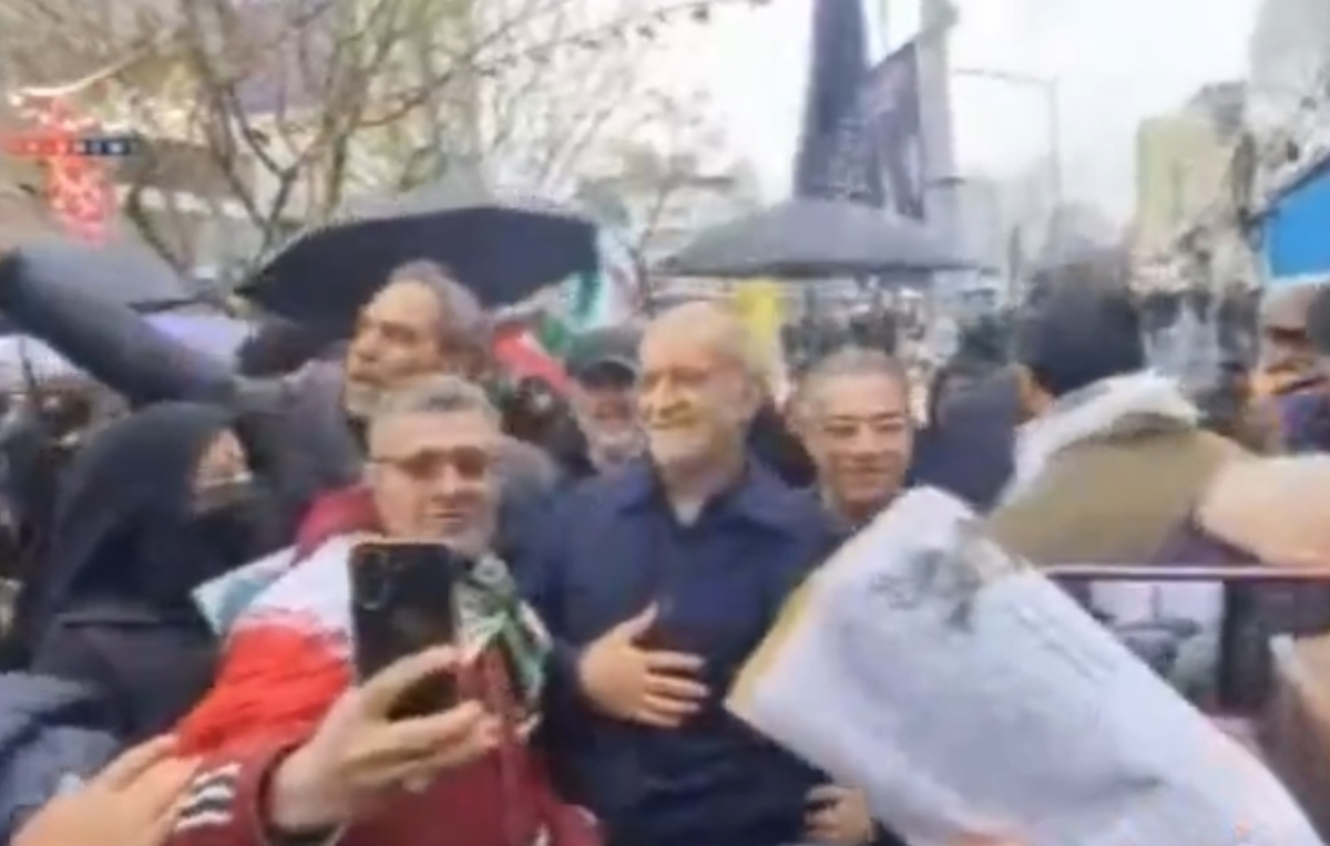 حضور غیرمنتظره و بدون تشریفات رییس جمهور در راهپیمایی روز قدس و گرفتن عکس یادگاری با مردم