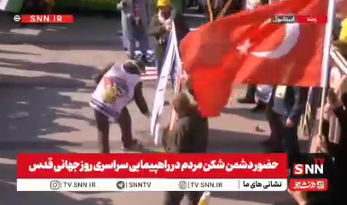 آتش زدن پرچم آمریکا و رژیم جنایتکار صهیونی در راهپیمایی روز جهانی قدس توسط مردم استانبول + فیلم