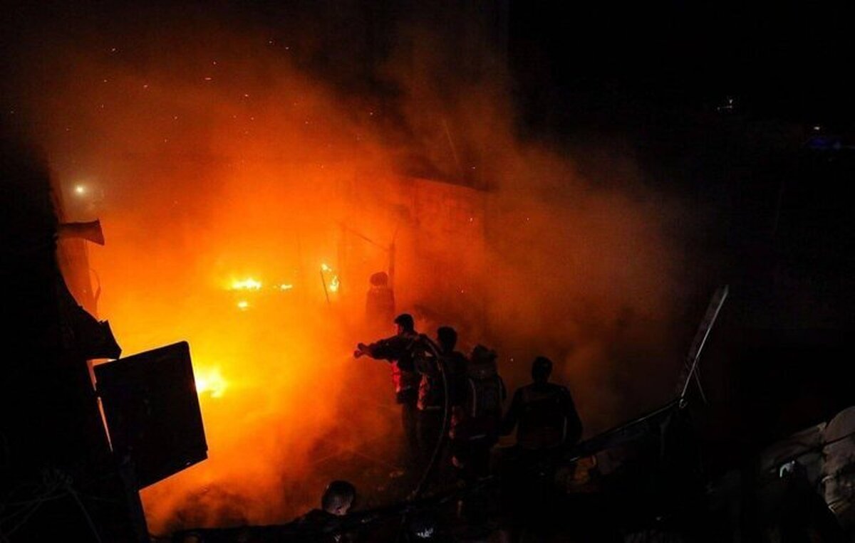 آتش&zwnj;سوزی بر اثر اصابت موشک به منطقۀ حولون در تل&zwnj;آویو + فیلم