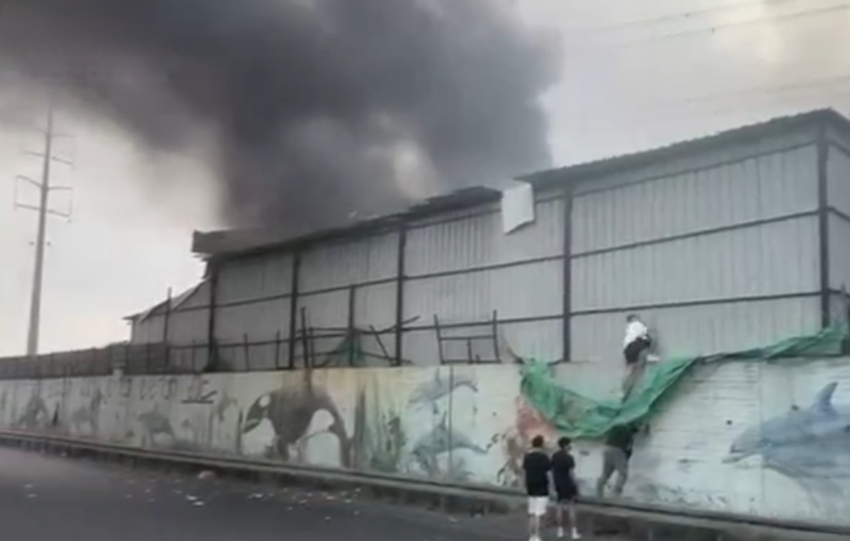 آتش&zwnj;سوزی بر اثر اصابت موشک به منطقۀ حولون در تل&zwnj;آویو