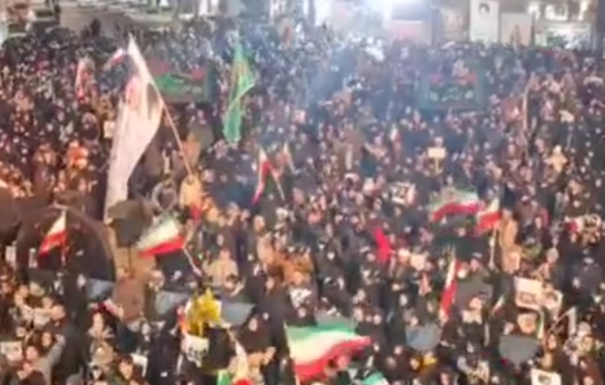 تداوم اجتماع عظیم مردم اردبیل پس از دو هفته مجاهدت شبانه