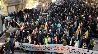 حضور مردم شهرکرد در خیابان/ شب چهاردم و همچنان خیابان مملو از جمعیت