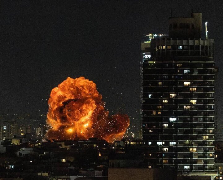 اصابت موشکهای ایرانی به اسرائیل؛ آتشسوزی در حیفا