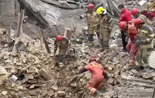 تصاویری از حمله هوایی به مناطق مسکونی و امدادرسانی امدادگران هلال احمر و آتش‌نشانی به هموطنان آسیب‌دیده