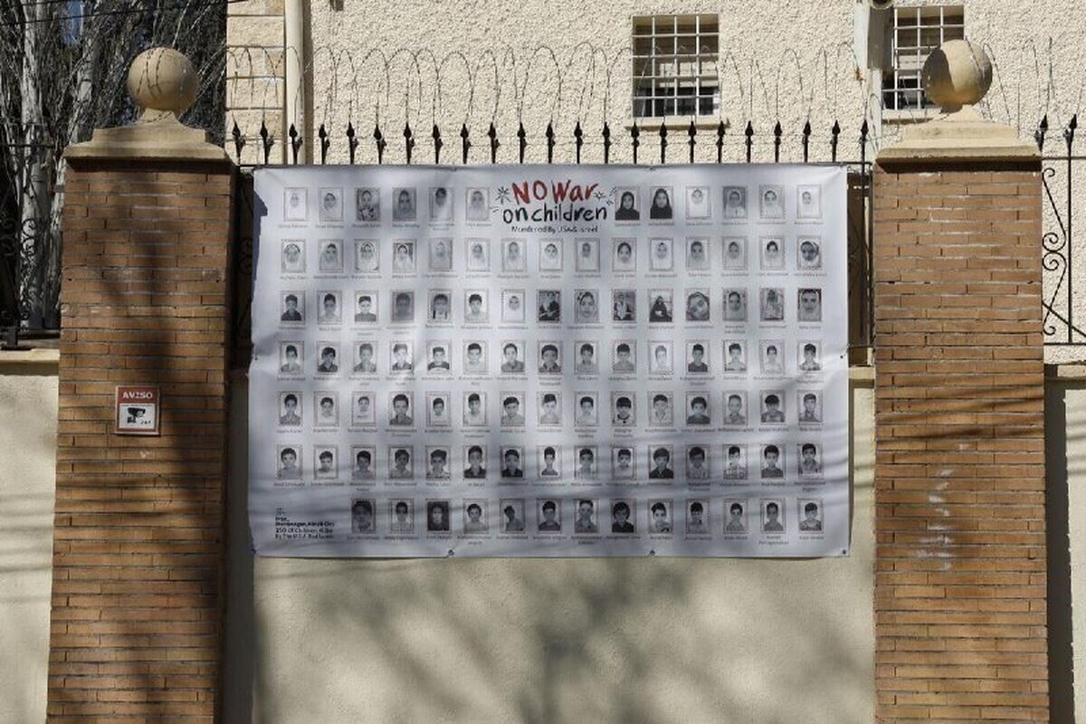 دیوار سفارت ایران در اسپانیا به تصویر شهدای میناب مزین شد