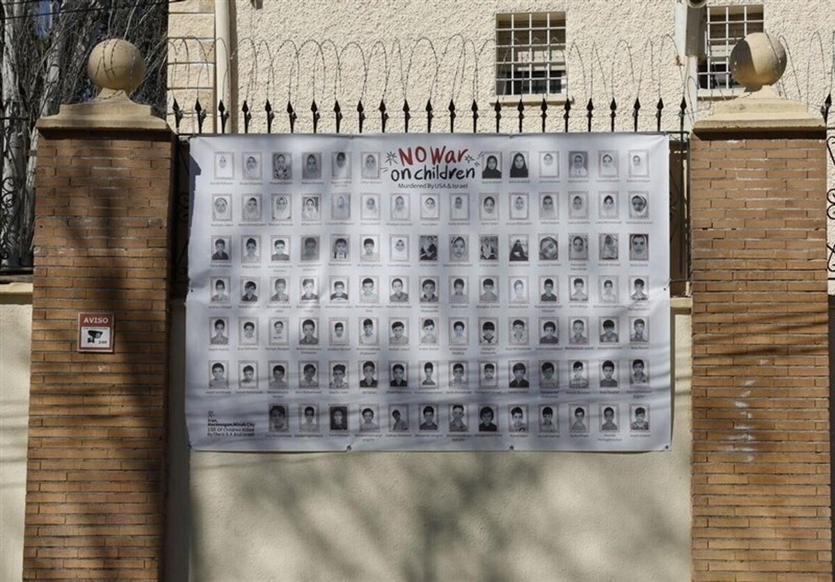 نصب تصاویر شهدای دانش&zwnj;آموز میناب بر دیوار سفارت ایران در اسپانیا