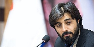 مشت گره کرده‌ای که حالا شعر می‌شود