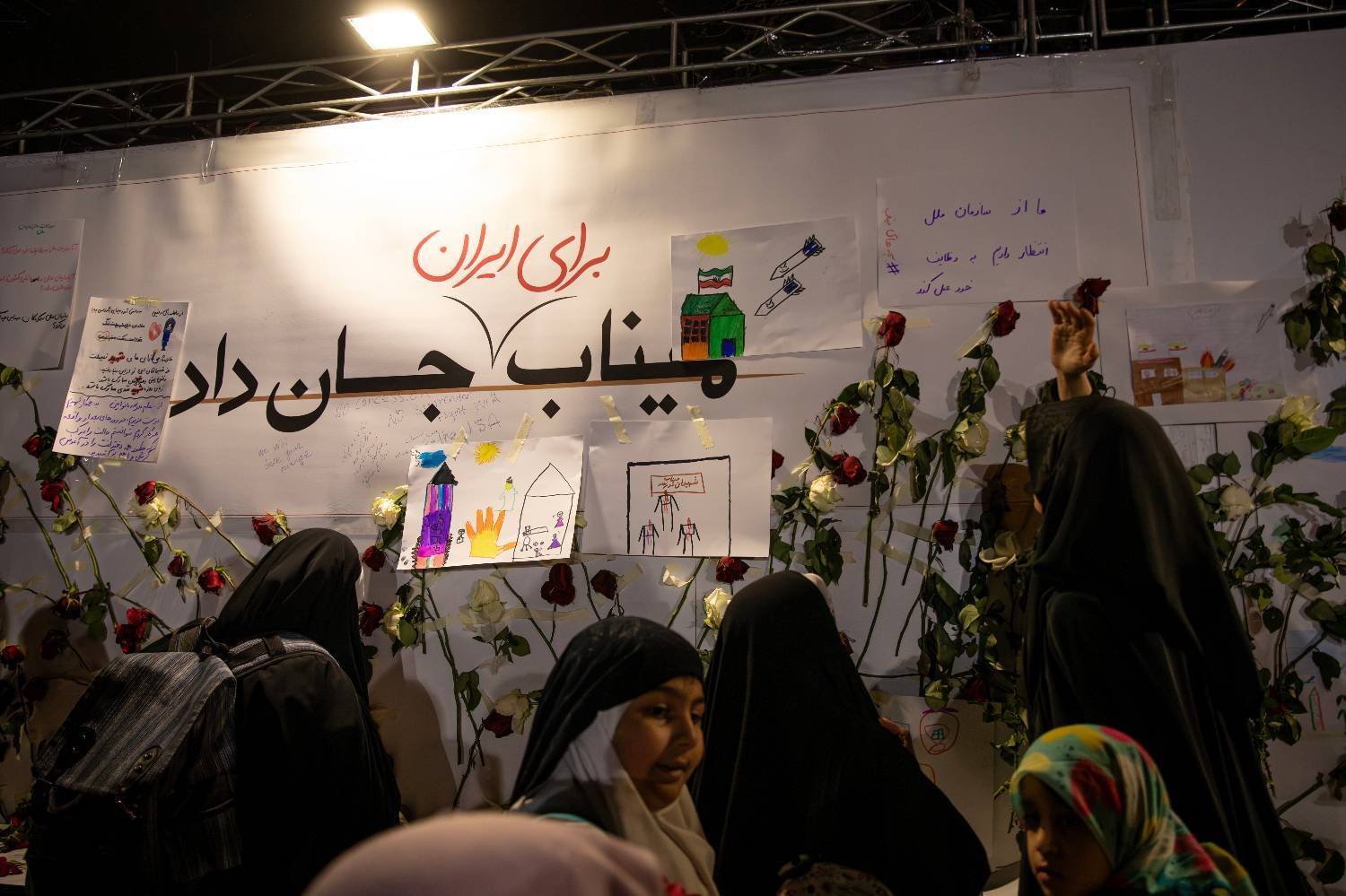 میناب برای ایران جان داد/ پرفورمنس اعتراضی مقابل دفتر سازمان ملل در اعتراض به شهادت دانش&zwnj;آموزان