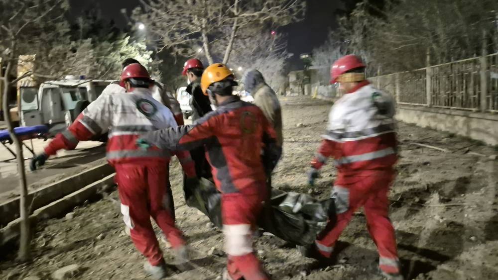 حضور&zwnj; پرسنل، امدادگران و نجاتگران جمعیت هلال استان کرمانشاه در آواربرداری حمله&zwnj;ی دشمن صهیونی آمریکایی در شهر کرمانشاه+تصاویر