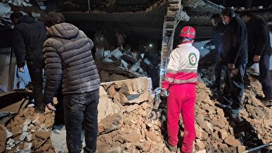 حضور‌ امدادگران هلال احمر استان کرمانشاه در انتقال مصدومین حمله‌ی دشمن صهیونی آمریکایی در شهر کرمانشاه + عکس