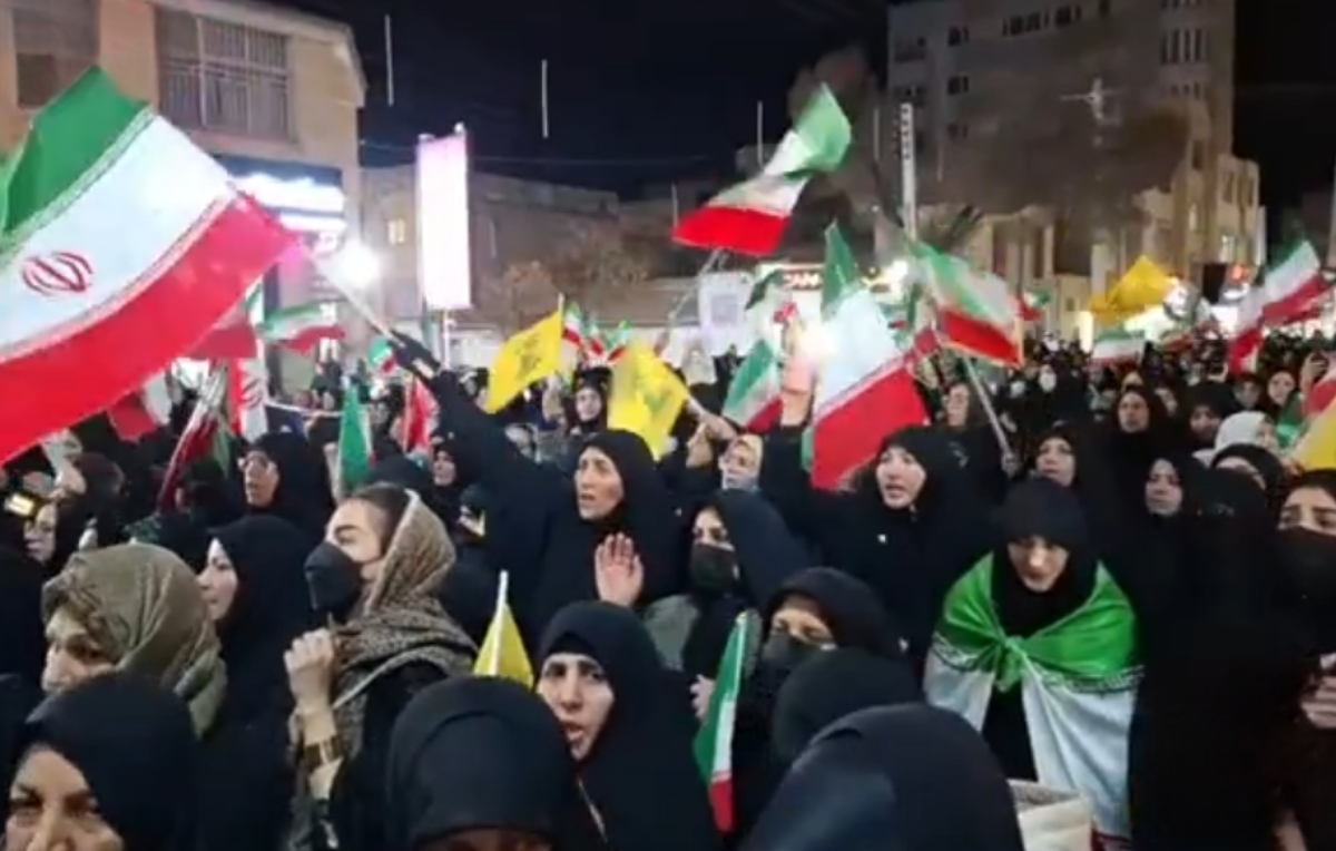 اجتماع بزرگ مردم شهرکرد همچنان ادامه دارد/تشییع پیکر مطهر شهید سجاد نادری بر دستان مردم