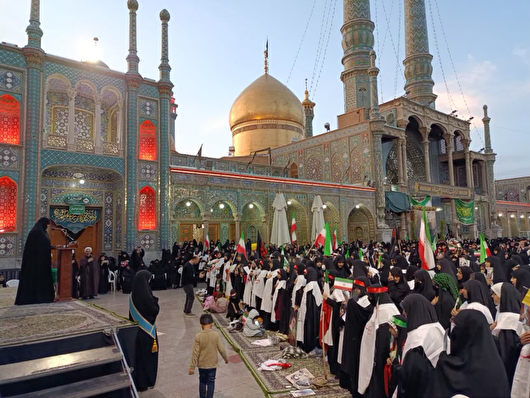 بیعت بانوان طلبه با رهبر جدید انقلاب اسلامی در حرم بانوی کرامت+فیلم