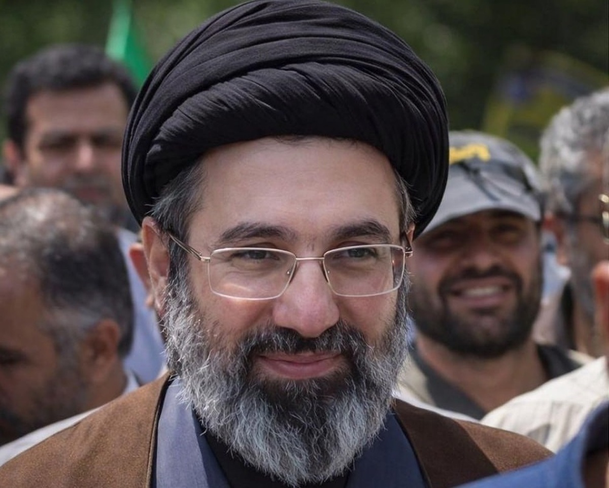 حضرت آیت&zwnj;الله سیدمجتبی حسینی خامنه&zwnj;ای رهبر معظّم انقلاب اسلامی :به هر صورت ما از دشمن غرامت خواهیم گرفت و اگر امتناع کند باندازه&zwnj;ای که تشخیص بدهیم از اموالش برخواهیم داشت و اگر آنهم مقدور نباشد به همان اندازه از اموالش را نابود خواهیم کرد + عکس