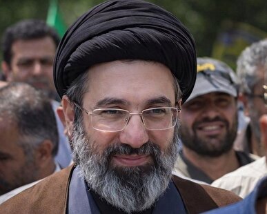 حضرت آیت‌الله سیدمجتبی حسینی خامنه‌ای رهبر معظّم انقلاب اسلامی :به هر صورت ما از دشمن غرامت خواهیم گرفت و اگر امتناع کند باندازه‌ای که تشخیص بدهیم از اموالش برخواهیم داشت و اگر آنهم مقدور نباشد به همان اندازه از اموالش را نابود خواهیم کرد + عکس