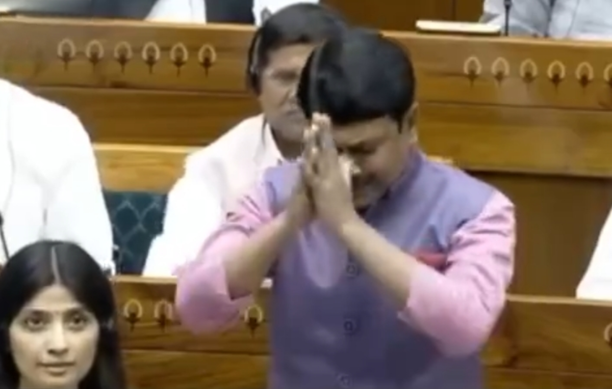 ادای احترام نماینده پارلمان هند به شهید آیت الله خامنه&zwnj;ای در جلسه علنی/ آیت&zwnj;الله خامنه&zwnj;ای آمریکا را به زانو درآورد