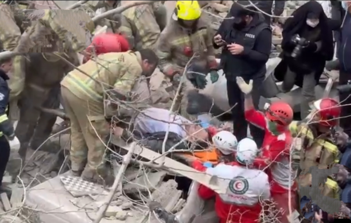 خارج کردن دو نفر زنده از زیر آوار ناشی از حملات ساعتی قبل تروریست&zwnj;های آمریکایی-صهیونی به مناطقی در تهران