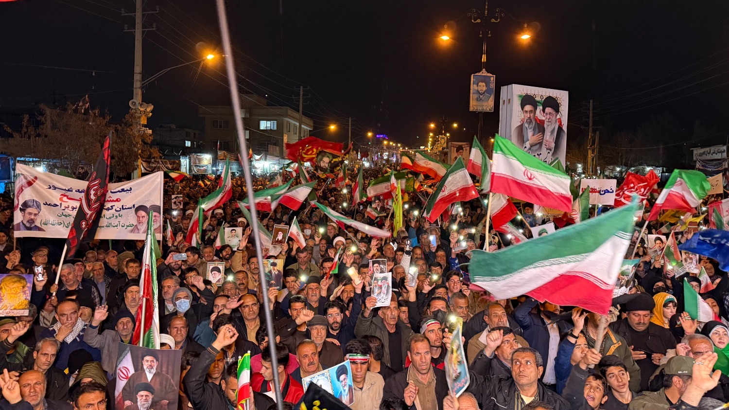 حضور گسترده و حماسی مردم یاسوج در خیابان&zwnj;ها/شعار &laquo;ما قوم لر می&zwnj;میریم، ذلت نمی&zwnj;پذیریم&raquo; +فیلم