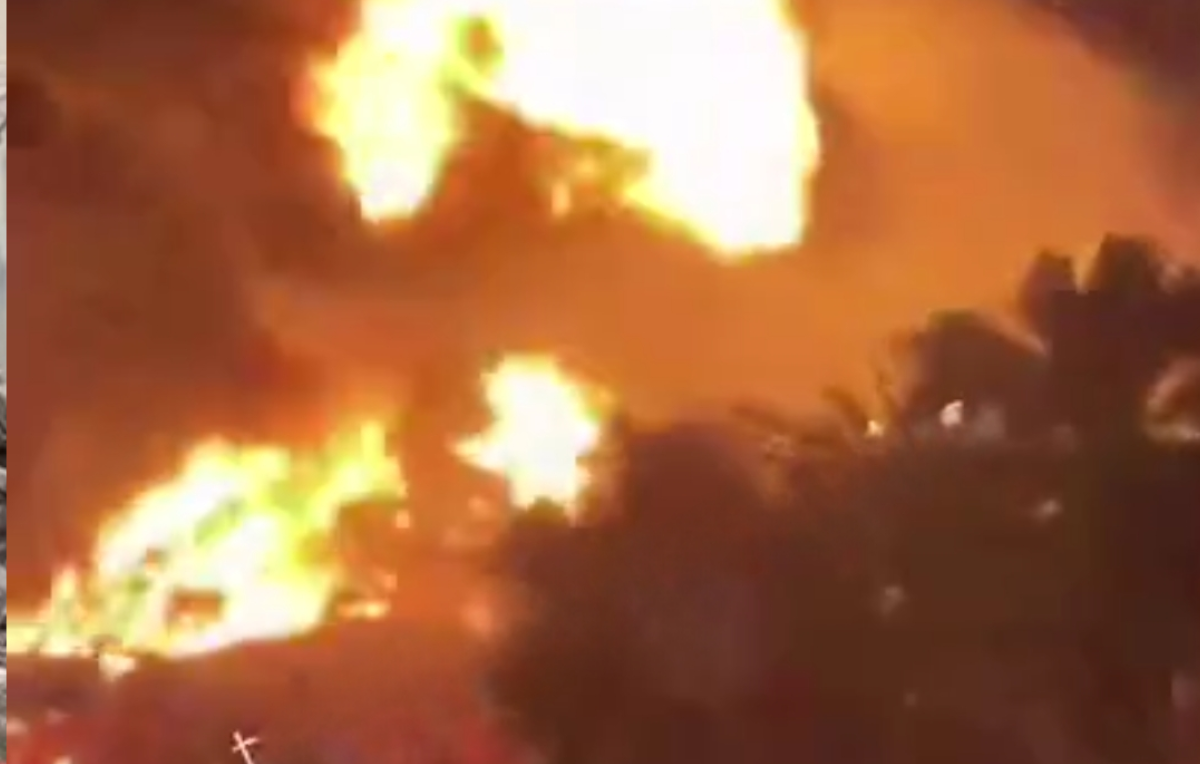 آتش سوزی در انبار سوخت فرودگاه بین المللی دبی پس از اصابت موشک