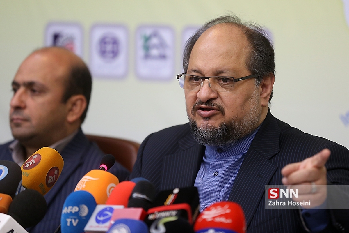 شریعتمداری: با وجود حمله به خارک صادرات نفت ادامه دارد