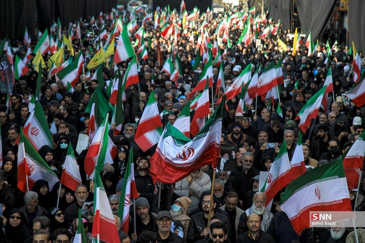 فلکه دوم صادقیه تهران مملو از حضور مردمی است که برای دفاع از کشور خود زیر بارش باران باشکوه به میدان آمدند+فیلم