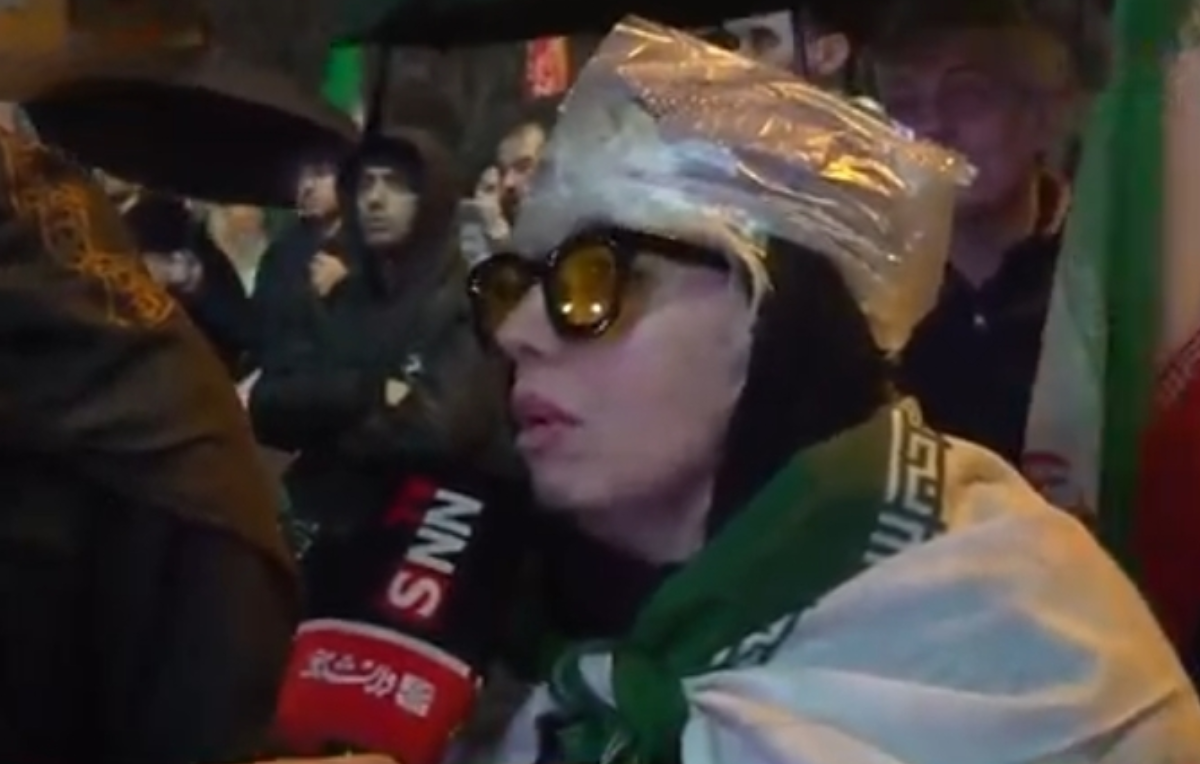 او غلط اضافی کرده که می&zwnj;گوید حضور ما با هوش مصنوعی ساخته شده است