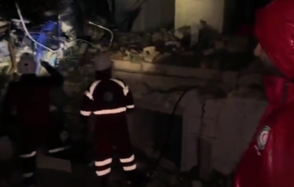 تلاش امدادگران هلال احمر در زیر باران برای پیدا کردن یکی از هموطنان گرفتار در آوار حملات هوایی تهران