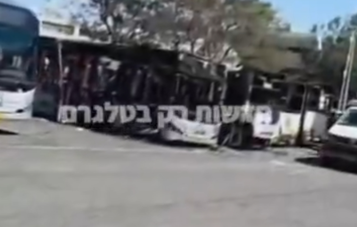 خسارات گسترده موشک های بارشی ایران تنها به یک محدوده؛ اتوبوس ها و خودروها غیرقابل استفاده شدند