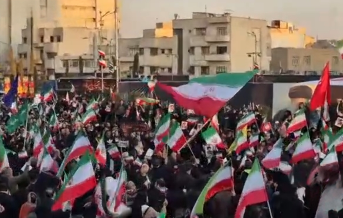 هر لحظه به جمعیت مردم در میدان انقلاب افزوده می&zwnj;شود