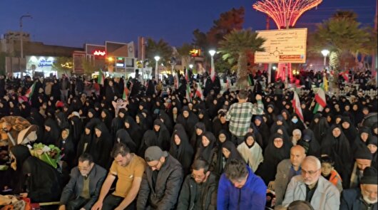 نماز دشمن شکن مردم قم در چهارشنبه آخر سال / خیابان‌ها در اختیار مردم است+فیلم