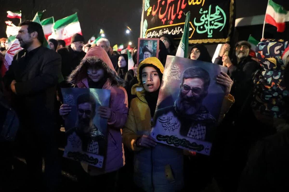 بانوی تهرانی با مشت گره کرده: ما پوزه ترامپ و نتانیاهو را به خاک می&zwnj;مالیم/مرگ بر وطن فروشان + فیلم