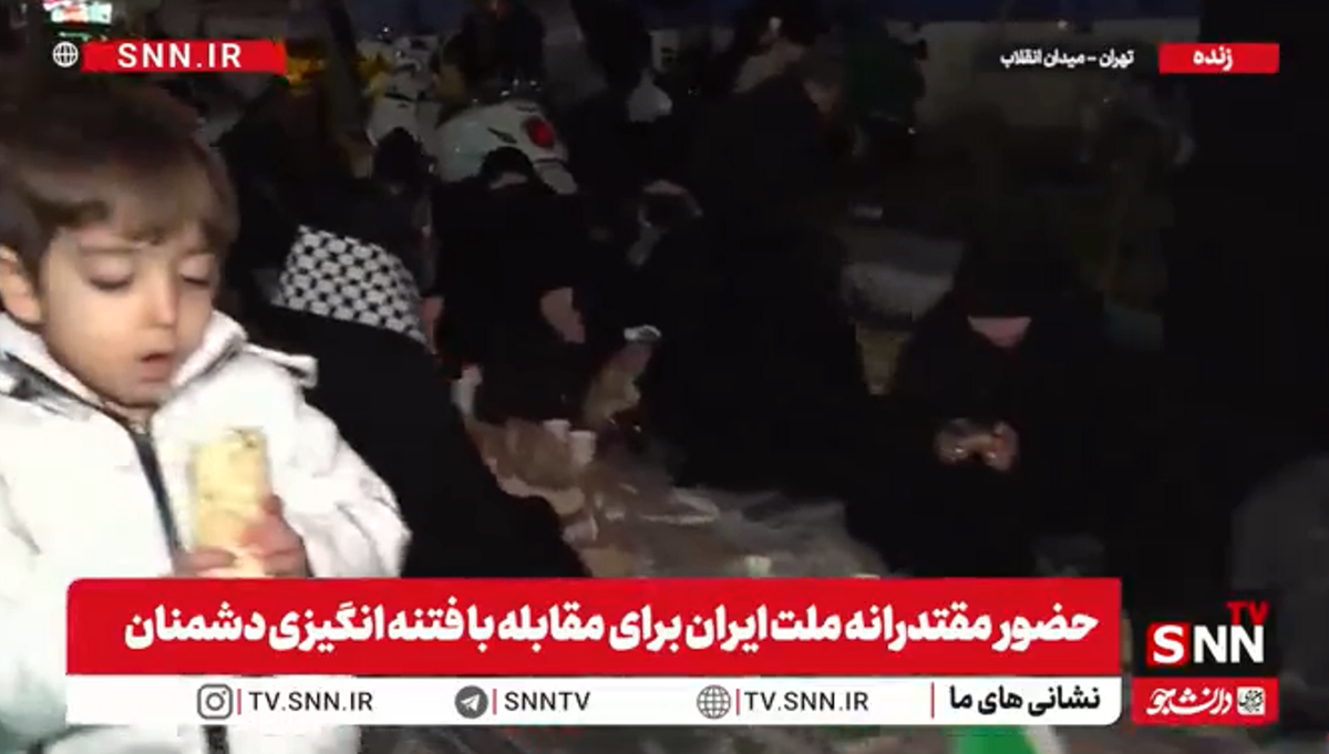 تهرانی&zwnj;ها امشب در خیابان افطار کردند/ حضور پرشور مردم برای وداع با قهرمانان ناوگروه دنا + فیلم