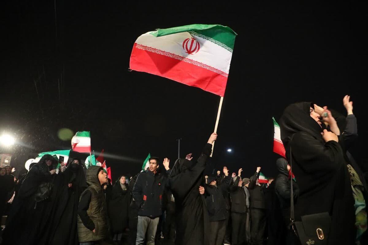 گزارش خبرنگار SNNTV از خروش مردم تهران در میدان انقلاب/وداع باشکوه مردم با شهدای ناوگروه دنا + فیلم