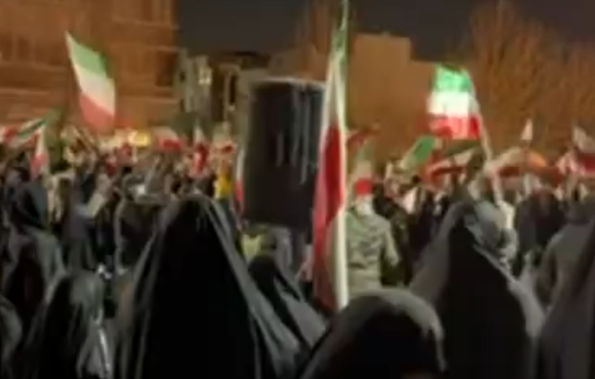 مدال افتخار شهادت برگردن بچه&zwnj;های محل میدان المپیک تهران