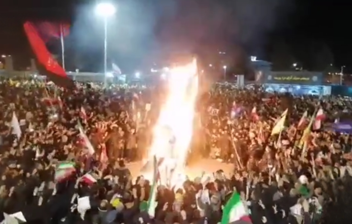 به آتش کشیدن پرچم آمریکا و اسرائیل در بیرجند