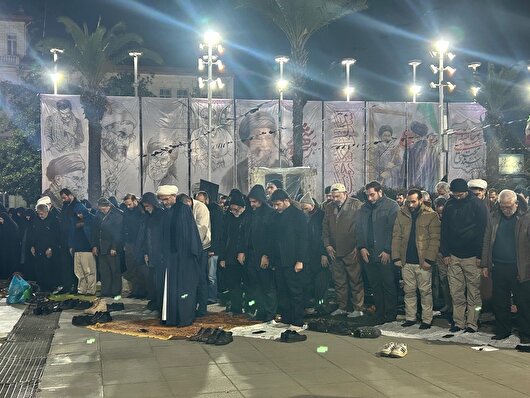 حضور مردم رشت در نماز جماعت میدان شهدای ذهاب+فیلم