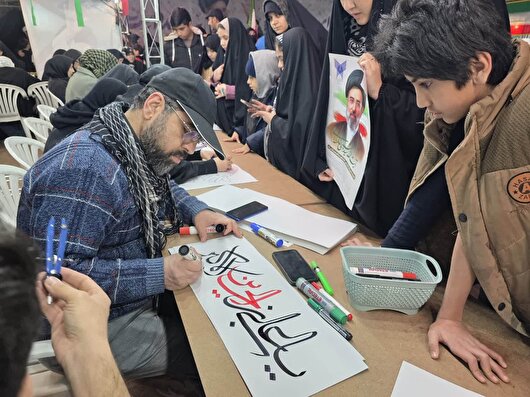 احساس وظیفه اهالی هنر و رسانه قم با ارائه خدمات فرهنگی‌ در تجمعات شبانه جنگ رمضان+فیلم