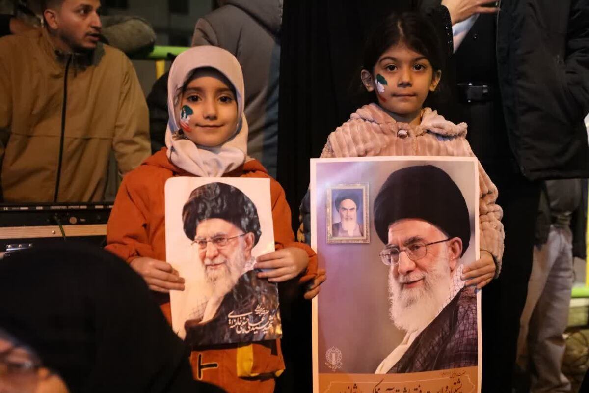 تو رستم تهمتنی، بزن که خوب میزنی / حضور پرشور مردم دیار صد‌دروازه دامغان در چهارشنبه سوزی دشمن یاوه‌گو+فیلم