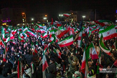 آغوش باز شهدای ناوگروه دنا برای مردم در میدان شهدای تهران + فیلم