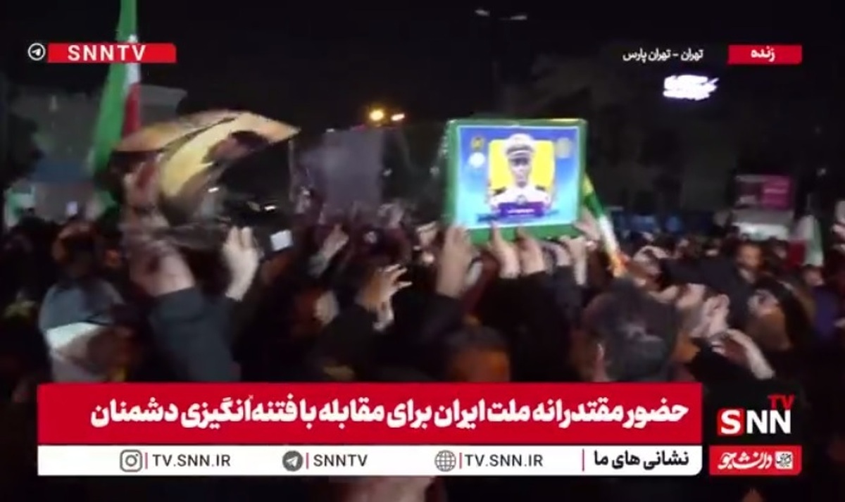 پیکر مطهر شهید ناوگروه دنا بر روی دستان مردم/شکوه حضور تهرانی&zwnj;ها در فلکه دوم تهرانپارس