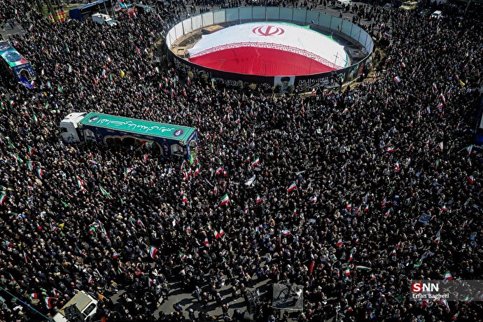 تشییع شهدای ناوشکن دنا در میدان انقلاب تهران (۱)