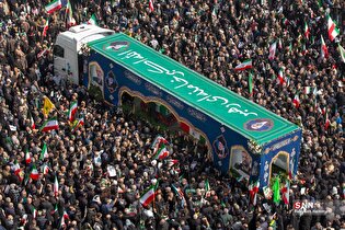 تشییع شهدای ناوشکن دنا در میدان انقلاب تهران (۴)