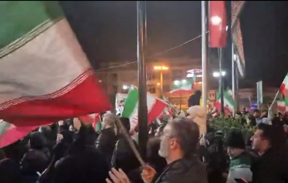 حضور پرشور مردم در میدان منیریه