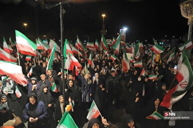 تداوم خروش مردم تهران در میدان انقلاب پس از هجده شب حماسه سازی + فیلم