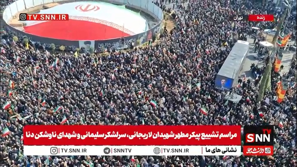 تصاویر دیگری از جمعیت پرشور مردم در تشییع پیکر مطهر شهدای ناوگروه دنا، شهید لاریجانی و شهید سلیمانی