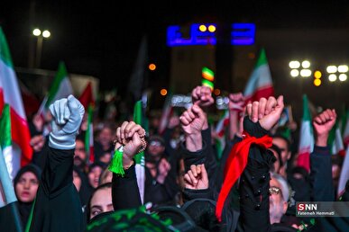 گزارش خبرنگار SNNTV از حال و هوای حضور حماسی مردم تهران در چهارراه نبرد همزمان با تشییع پیکر مطهر دو شهید قهرمان ناوگروه دنا + فیلم