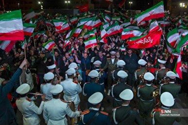 مردم در میدان تجریش برای شهدای ناوگروه دنا سنگ تمام گذاشتند + فیلم