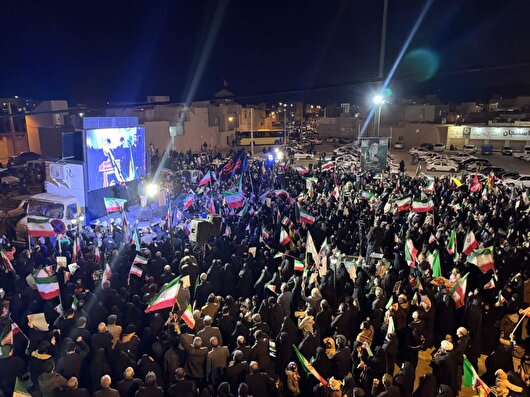 اجتماع حماسی مردم سمنان در هجدهمین شب/ سمنانی‌ها میدان را خالی نمی‌کنند+ فیلم